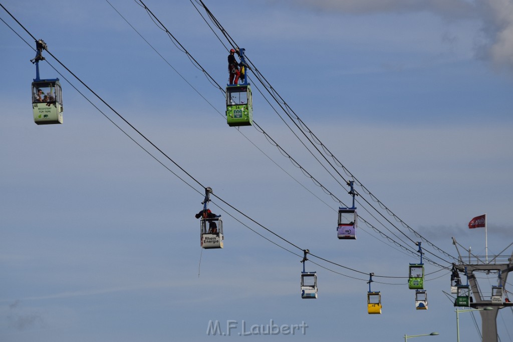 Koelner Seilbahn Gondel blieb haengen Koeln Linksrheinisch P543.JPG - Miklos Laubert